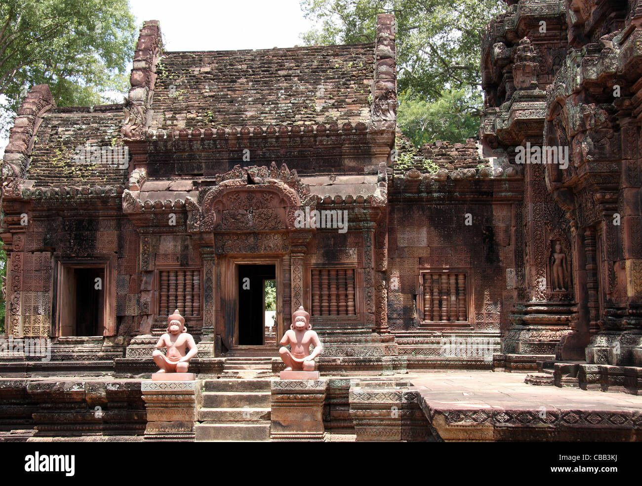 Monkey Statue in corrispondenza di Banteay Srei tempio vicino a Siem Reap, Cambogia Foto Stock