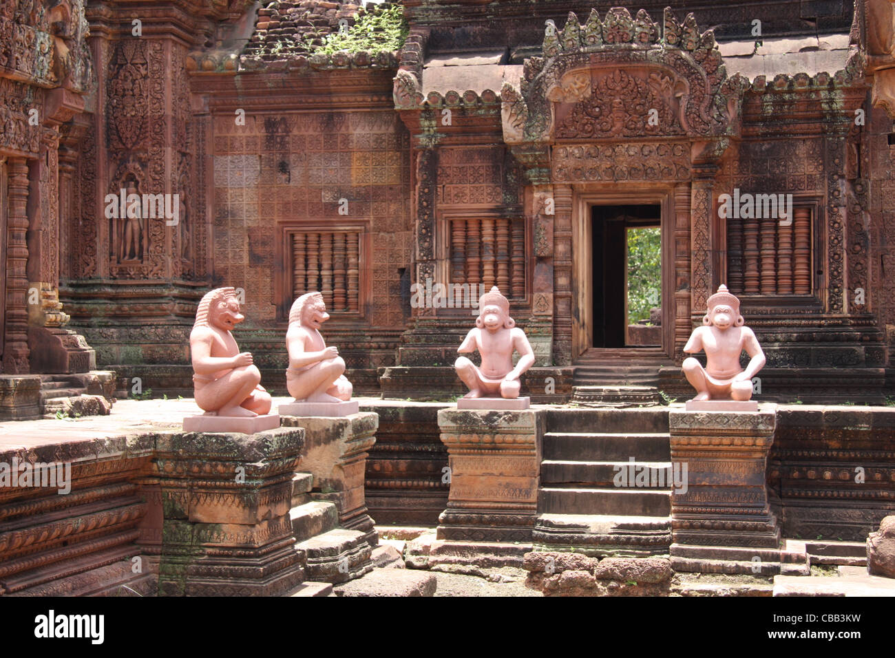 Monkey Statue in corrispondenza di Banteay Srei vicino a Siem Reap, Cambogia Foto Stock