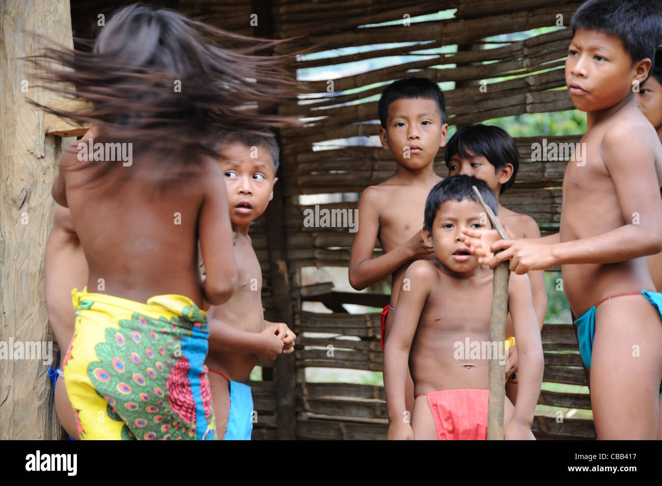 Bambini indiani a Embera Puru comunità indigena in Panama Foto Stock