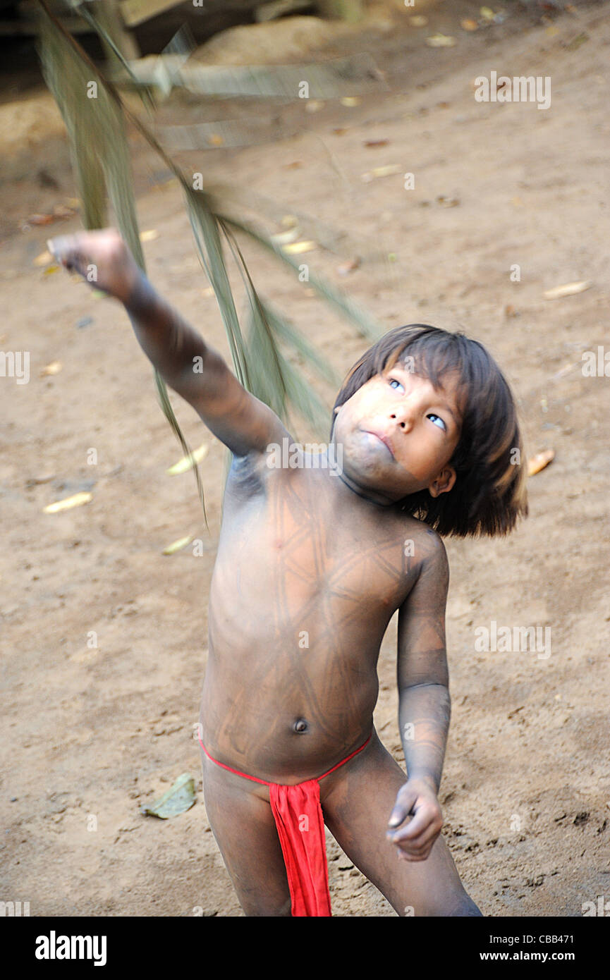 Embera ragazzo che gioca a caccia con la foglia di palma alla comunità indigena Embera Puru a Panama Foto Stock