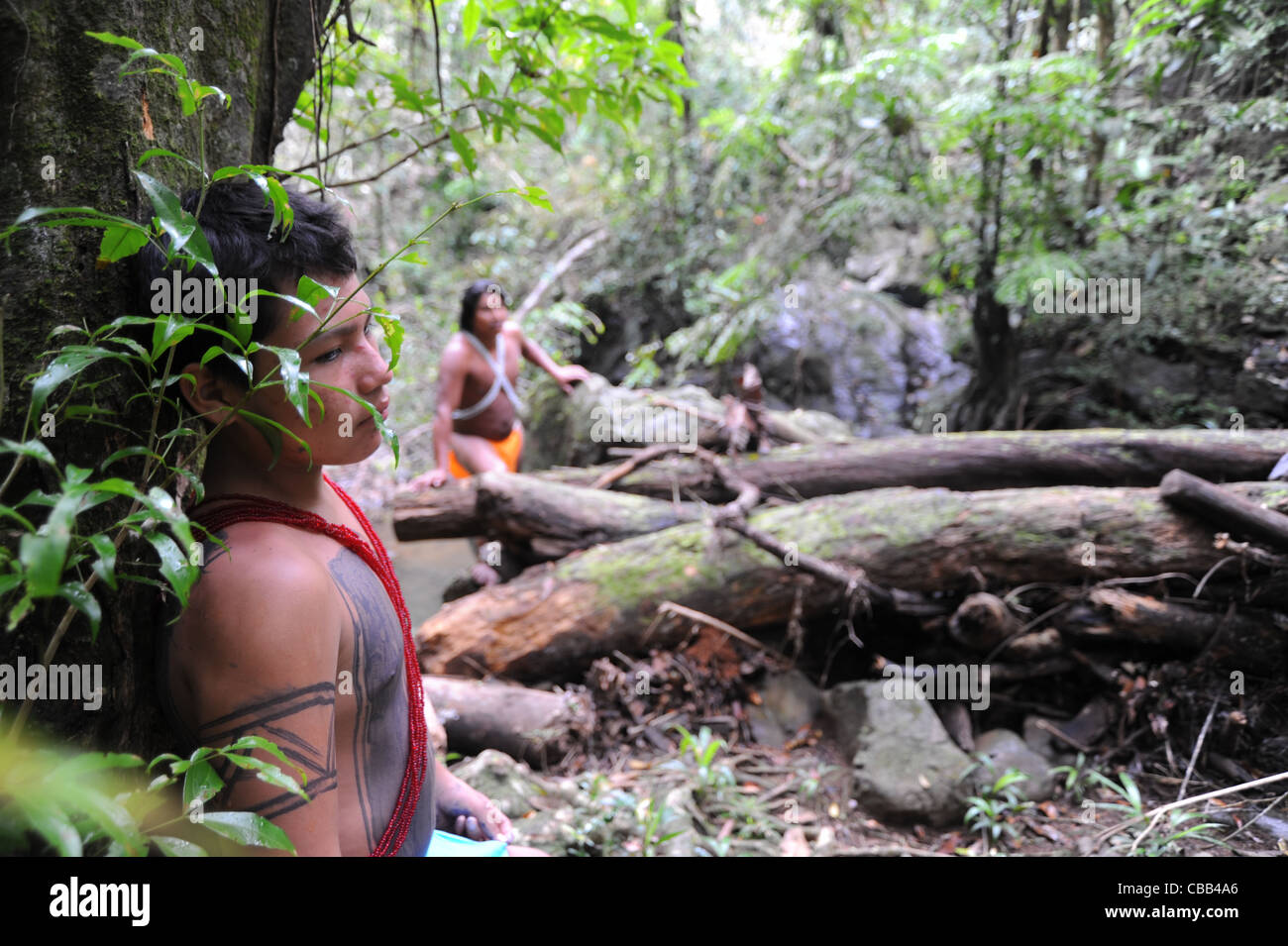 Uomini indiani Embera nella giungla della comunità indigena Embera Puru a Panama. Foto Stock