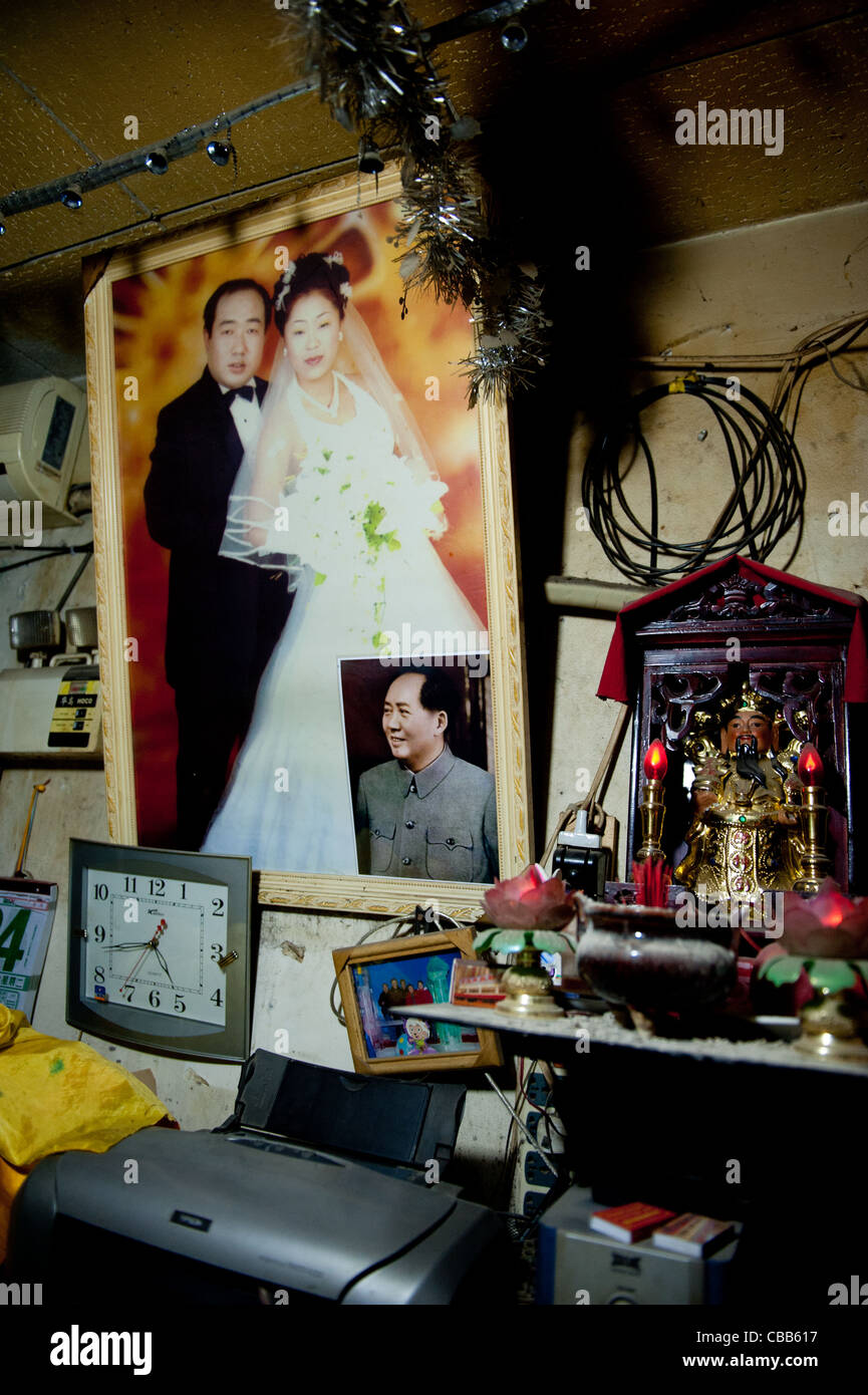Interno di un fotografo negozio con un ritratto del fotografo e di sua moglie e un ritratto di Mao Zedong Foto Stock