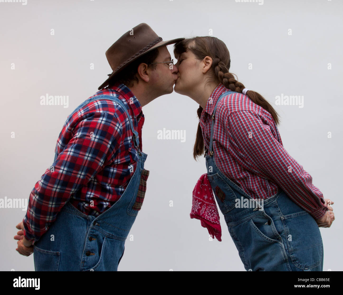 Un agricoltore, hillbilly o spaventapasseri provando a corteggiare la figlia di agricoltori. Due agricoltori. Foto Stock