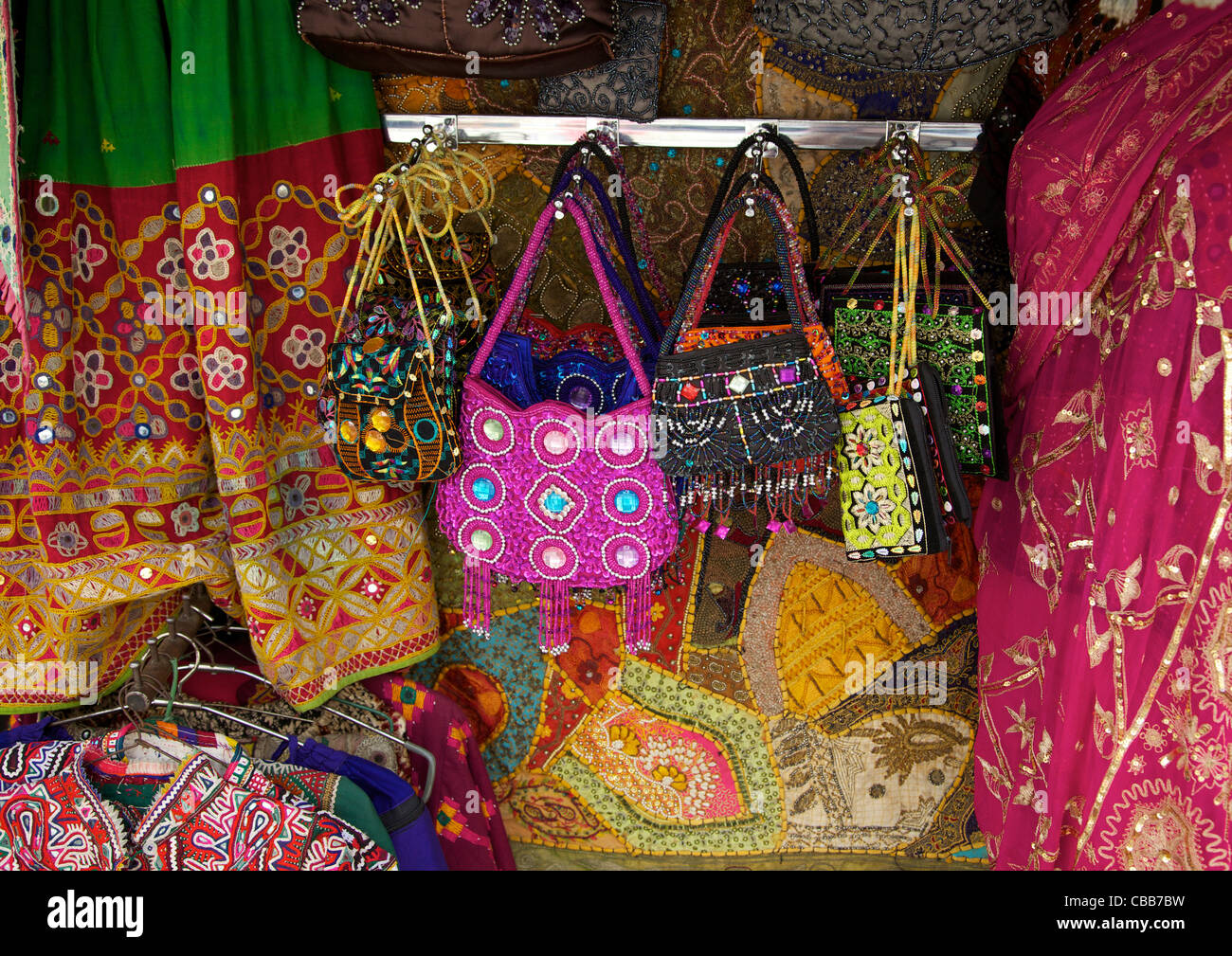 Negozio di articoli da regalo che vendono souvenir e presenta nel quartiere Thamel, Kathmandu, Nepal, Asia Foto Stock