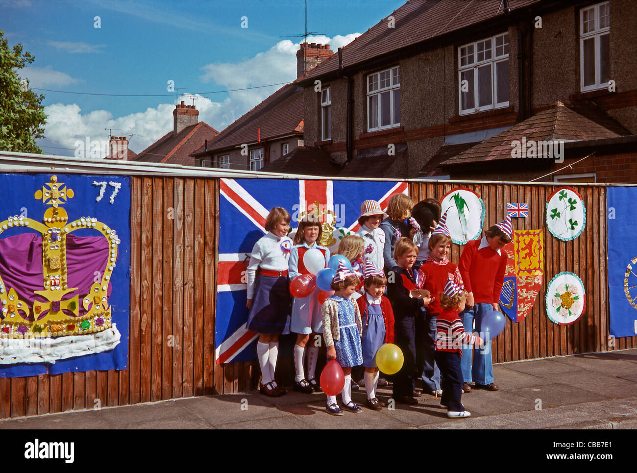 Un gruppo di bambini al giubileo d'argento della regina street party, 7 giugno 1977, Seaham, County Durham, Inghilterra Foto Stock