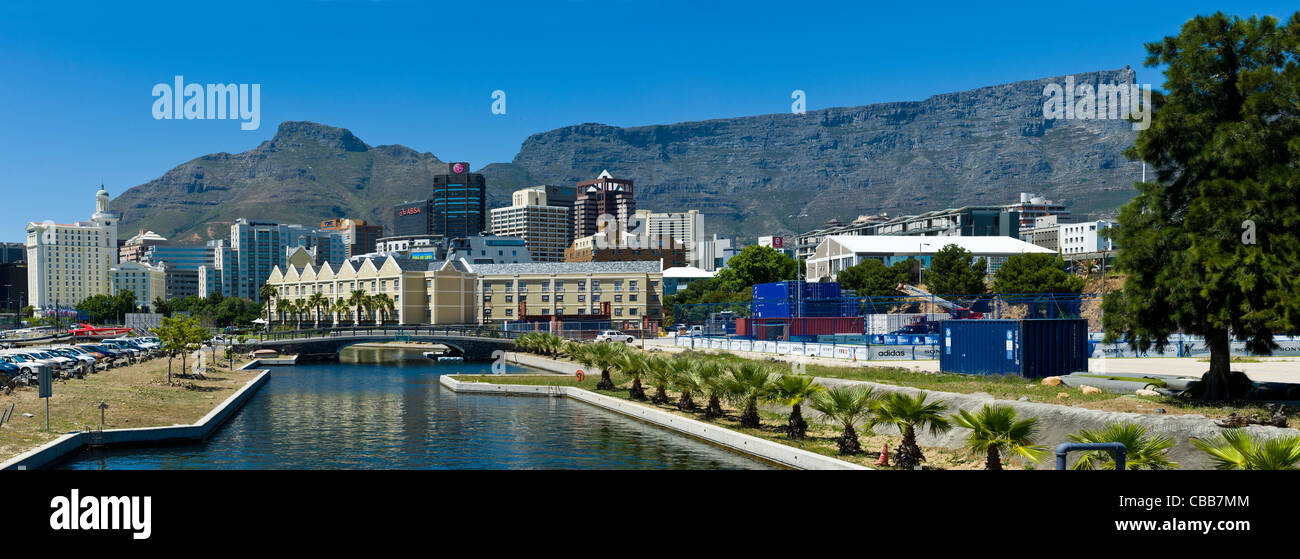 Skyline della città e la Table Mountain Città del Capo Sud Africa vista dal Dock Road Foto Stock