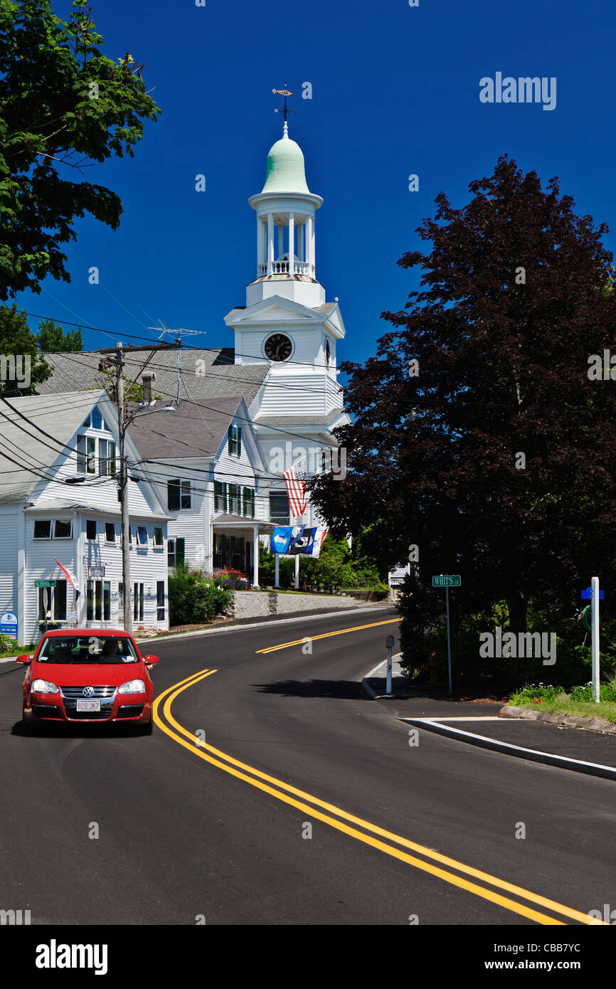 Red car guida attraverso Wellfleet Village Cape Cod Massachusetts USA Foto Stock
