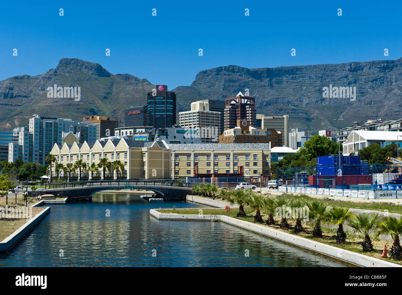 Skyline della città e la Table Mountain Città del Capo Sud Africa vista dal Dock Road Foto Stock