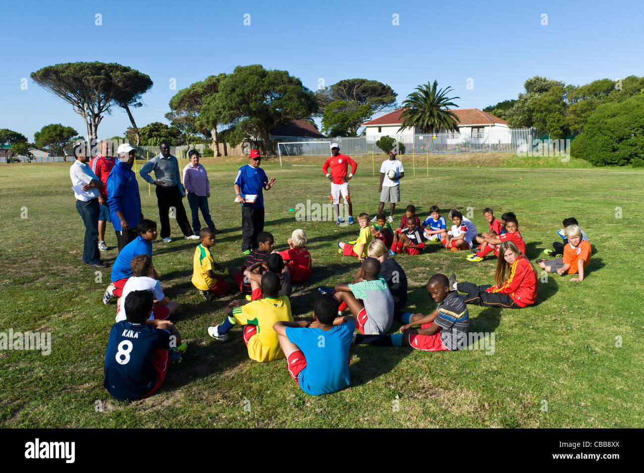 Gli allenatori di calcio che istruiscono un giovani giocatori durante una sessione di formazione Città del Capo Sud Africa Foto Stock