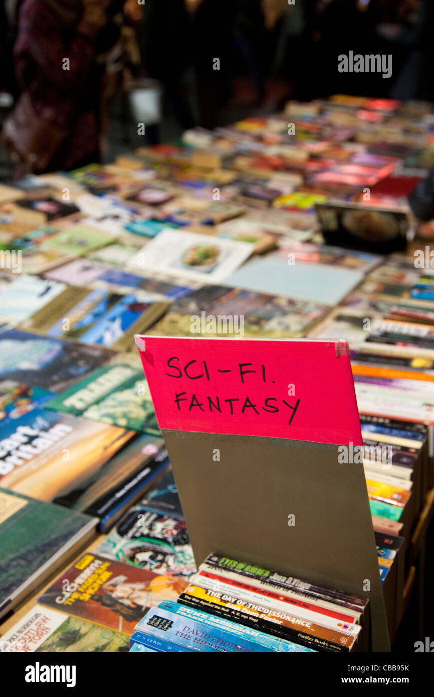 Fantascienza e fantasy libri sullo schermo di Southbank Prenota mercato, London, Regno Unito Foto Stock