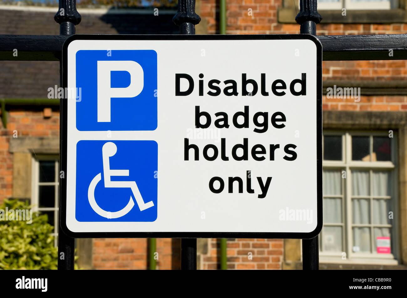 Primo piano del cartello di parcheggio riservato per i titolari di badge per disabili solo su Street England UK Regno Unito GB Gran Bretagna Foto Stock