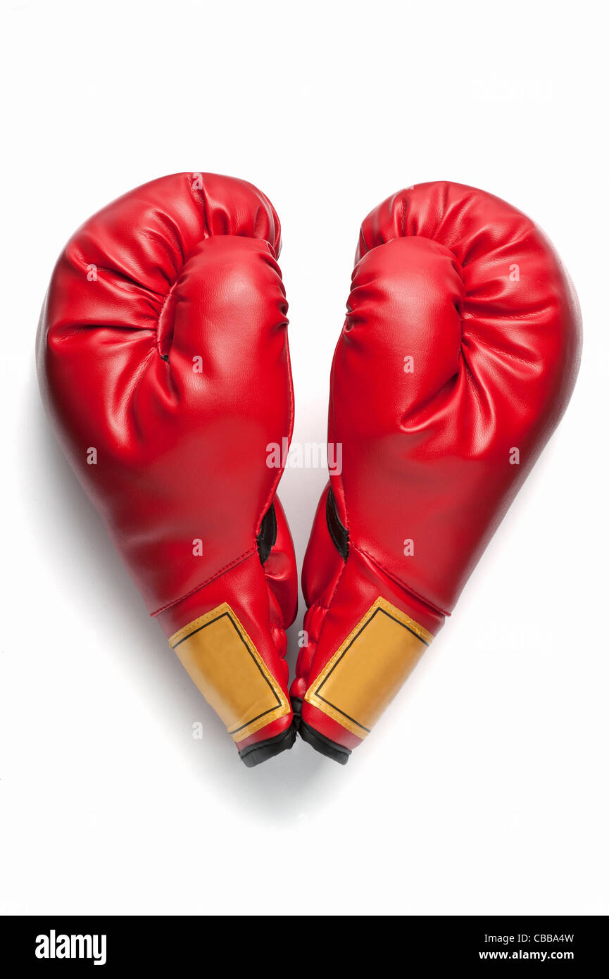 Una coppia di rosso guantoni da pugilato in una forma di cuore Foto Stock