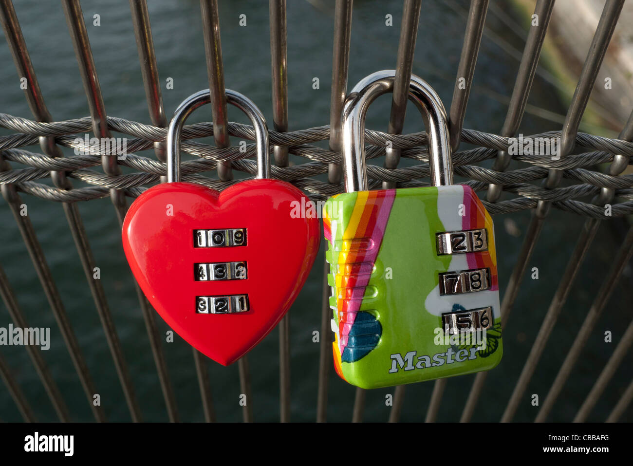 Lucchetti sul ponte parigino a significare amore, Parigi, Francia Foto Stock