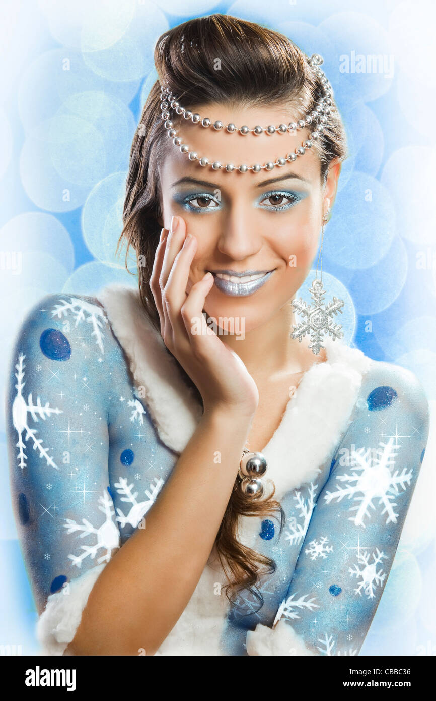 Giovane ragazza attraente con un inverno o il natale di body painting Foto Stock