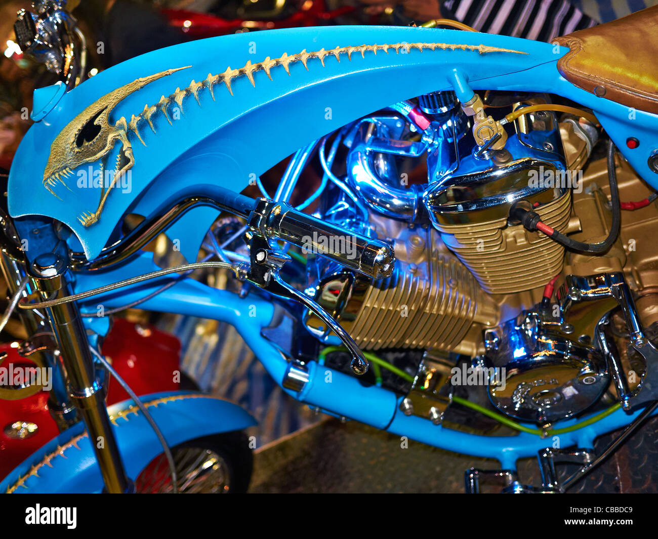 Moto Chopper personalizzato. Colorato e insolito serbatoio del carburante dettaglio di una moto Honda chopper altamente personalizzata e premiata. Foto Stock