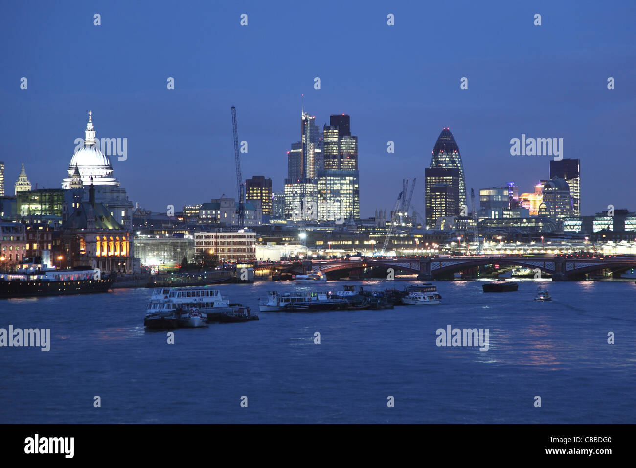 City of London skyline notturno con il fiume Tamigi e la Cattedrale di St Paul e vista dal ponte di Waterloo. Foto Stock