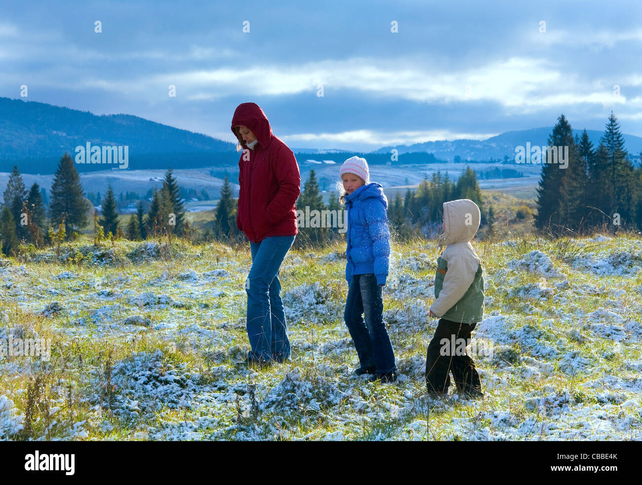 Ottobre Carpazi altopiano di montagna con la prima neve invernale e la madre a piedi con i bambini Foto Stock