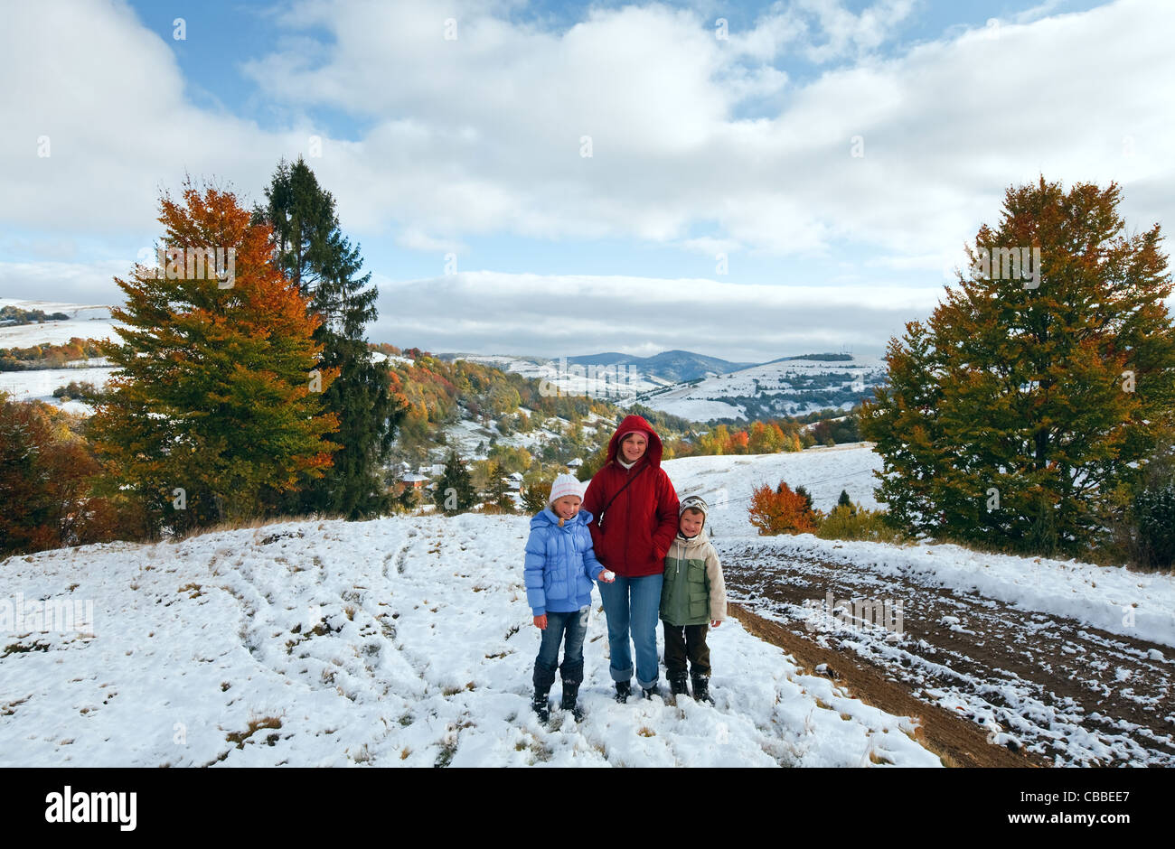 Ottobre Carpazi altopiano di montagna con la prima neve invernale e autunno foglie colorate (e madre con bambini) Foto Stock