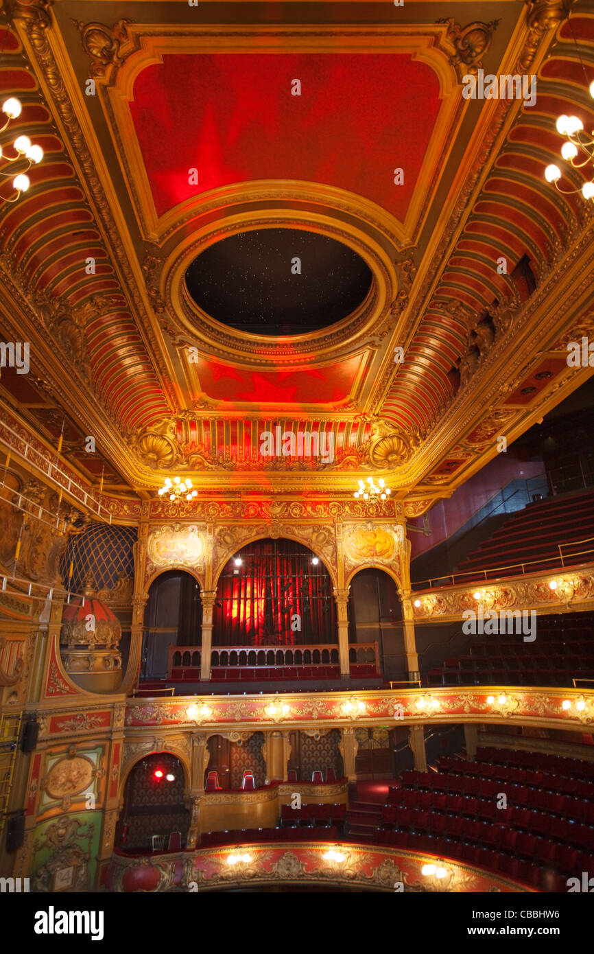 Inghilterra, Londra, Hackney, soffitto dell'Hackney Empire Theatre Foto Stock