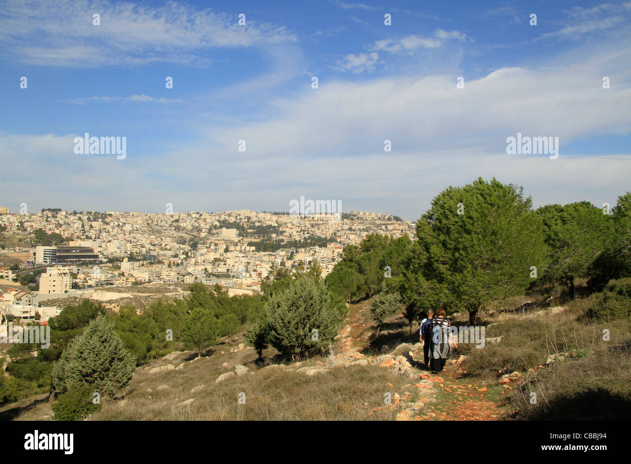 Israele, Bassa Galilea, il sentiero del Vangelo sul Monte precipizio, Nazaret è in background Foto Stock