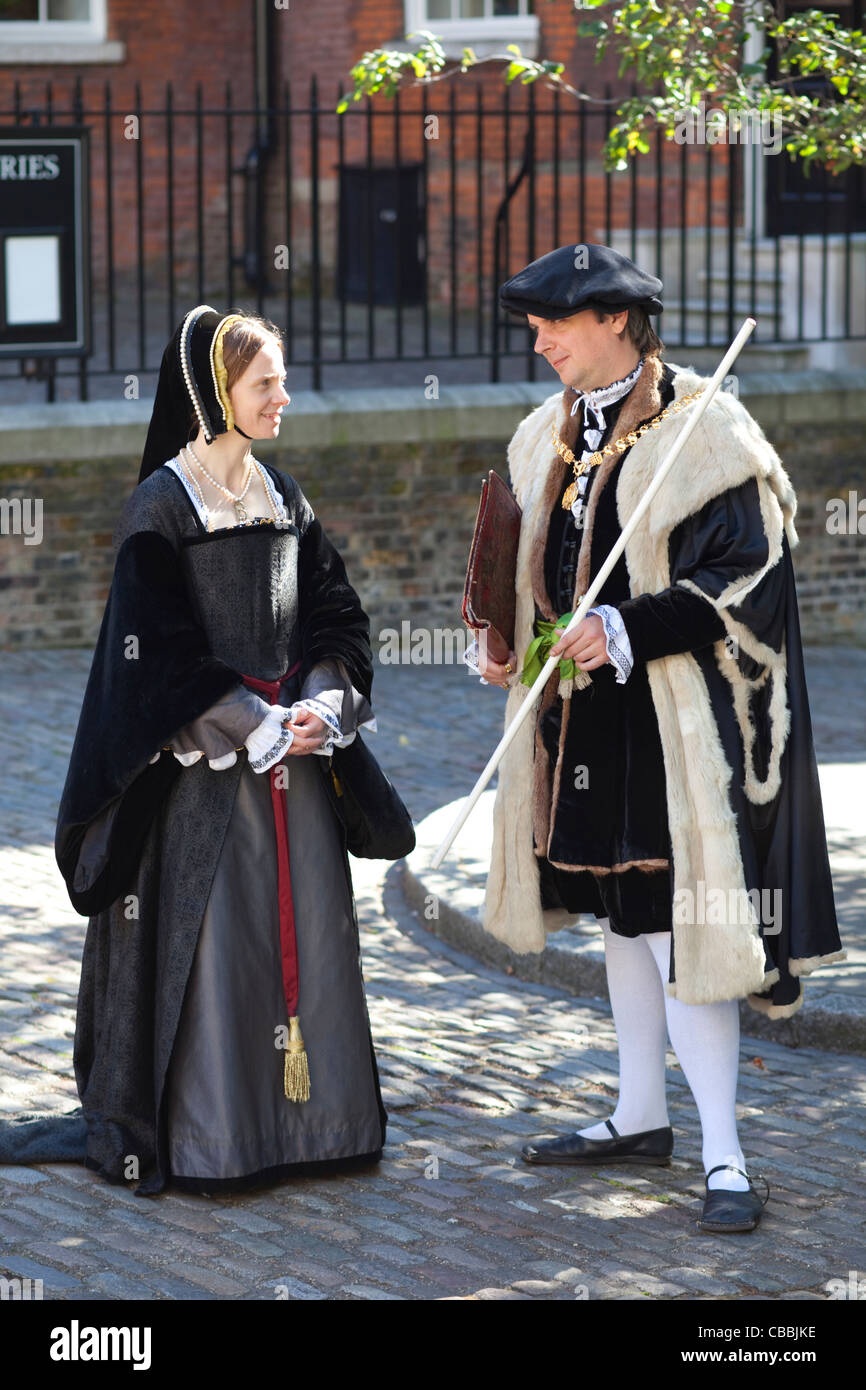 Inghilterra, Londra, Torre di Londra, attori in costume dal processo di Anne Boleyn Visualizza Foto Stock