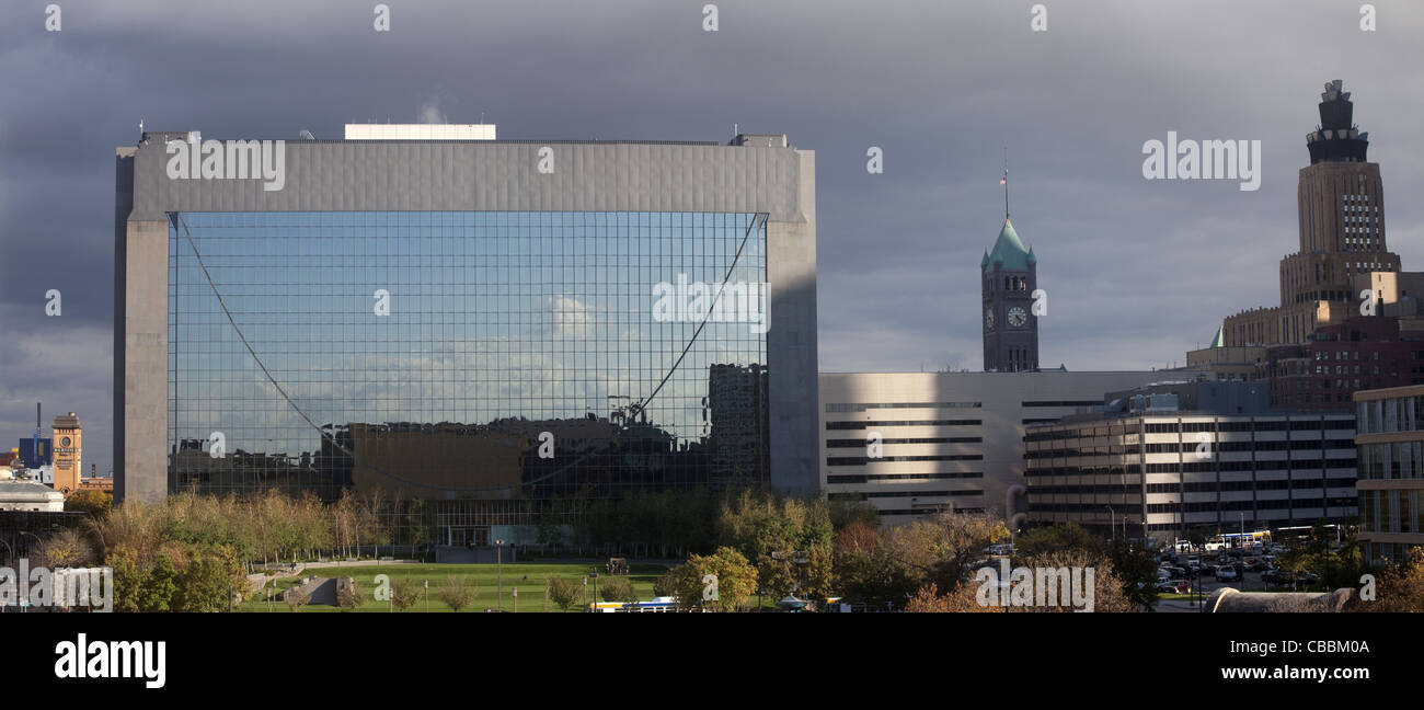 Vista panoramica del centro di Minneapolis, Minnesota che mostra la Marquette Plaza edificio (ex Federal Reserve Bank) Foto Stock
