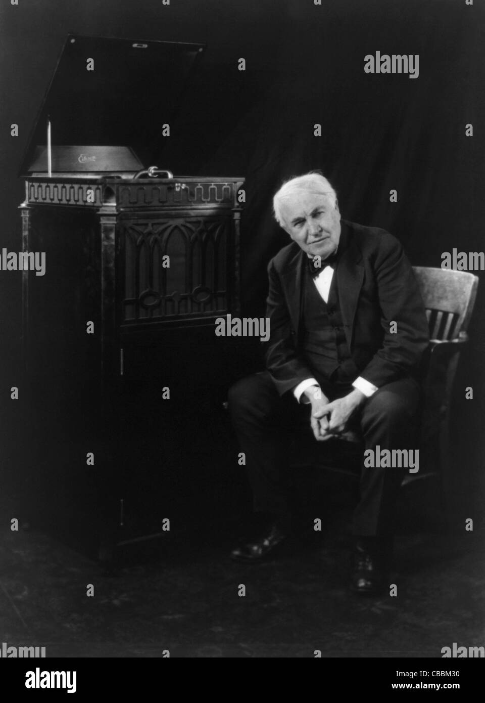 Foto d'epoca dell'inventore e imprenditore americano Thomas Alva Edison (1847 – 1931). Edison è raffigurato intorno al 1921 accanto ad un dispositivo fonografico. Foto Stock