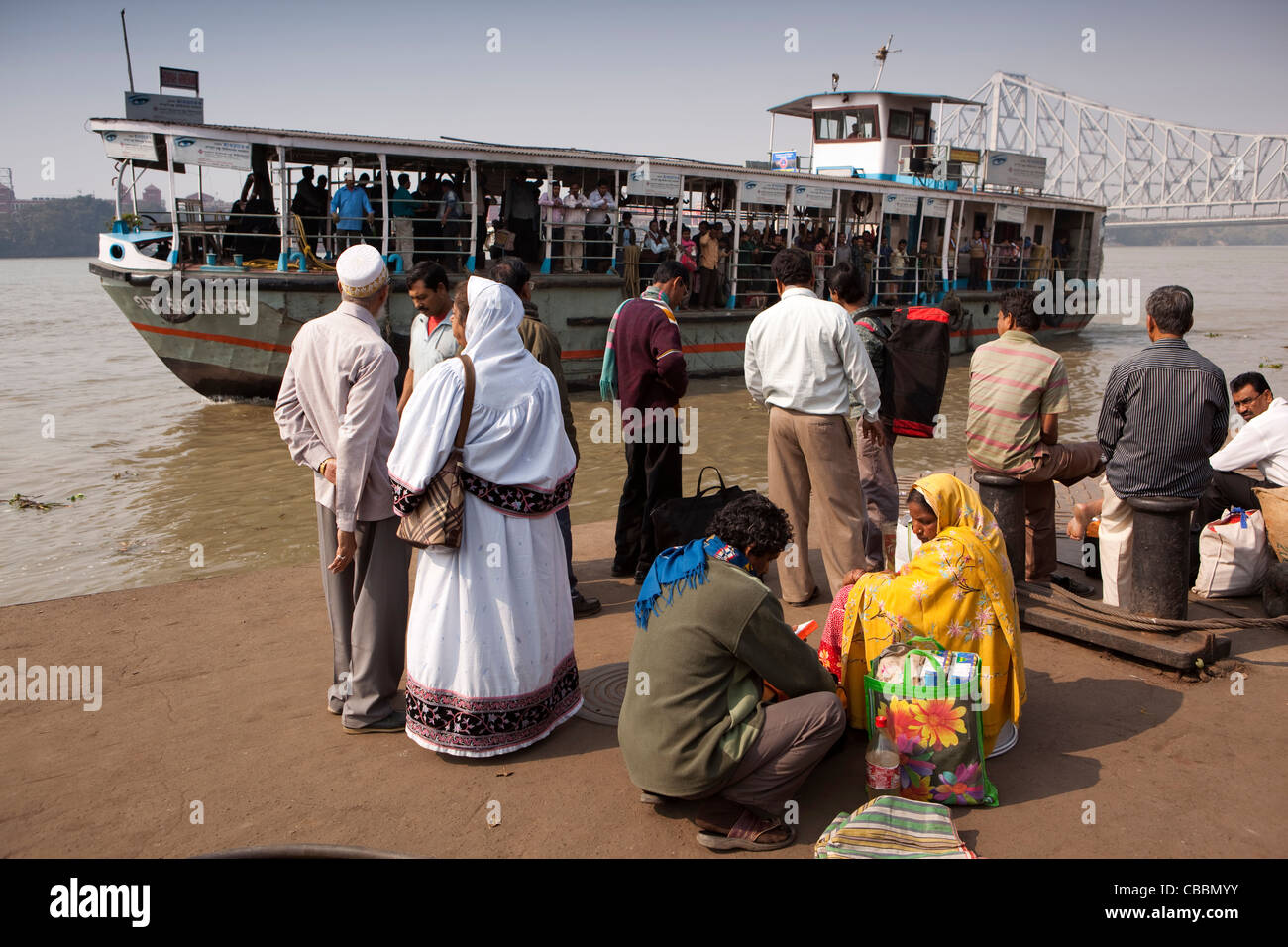 India Bengala Occidentale, Calcutta, armena Ghat, Fiume Hooghly ferry jetty di avvicinamento al di sotto di quella di Howrah bridge Foto Stock