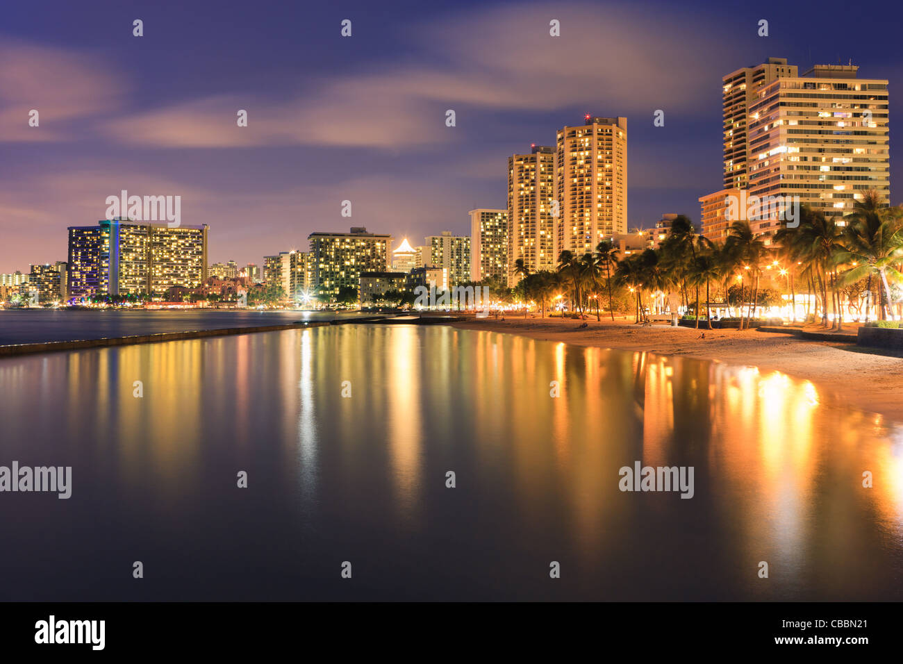 Tramonto al celebre spiaggia di Waikiki, Honolulu Oahu, Hawaii Foto Stock