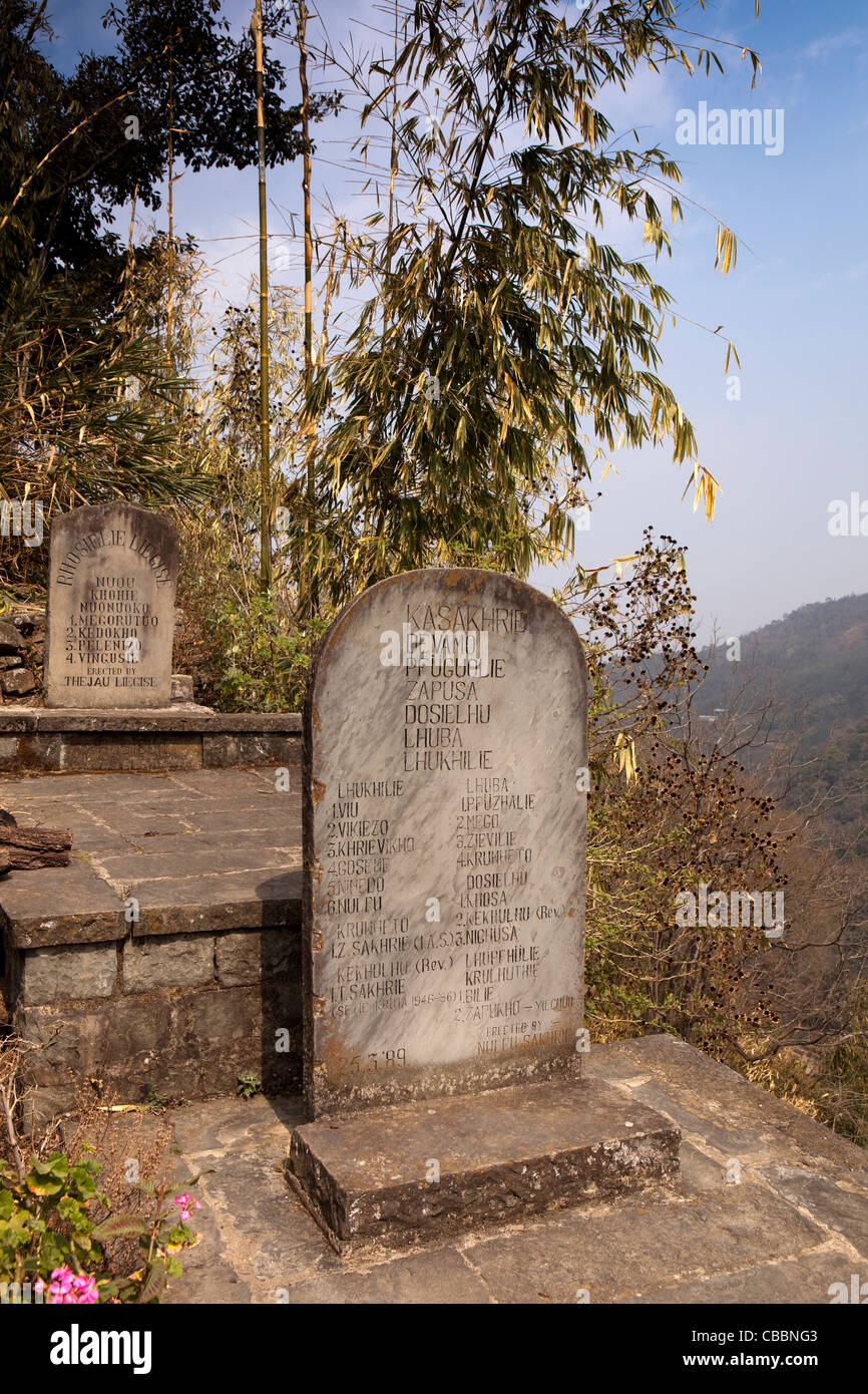 India, Nagaland, Khonoma, pietra memorial a prominente gli anziani del villaggio Foto Stock