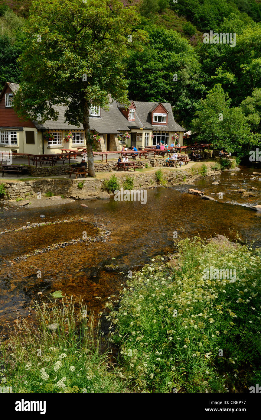 Fingle Bridge Inn by Fingle Bridge e il fiume Teign nel Parco Nazionale di Dartmoor. Drewsteignton, Devon, Inghilterra. Foto Stock