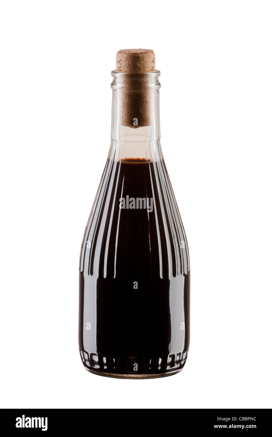 Bottiglia di aceto balsamico o salsa di soia isolata su sfondo bianco Foto Stock