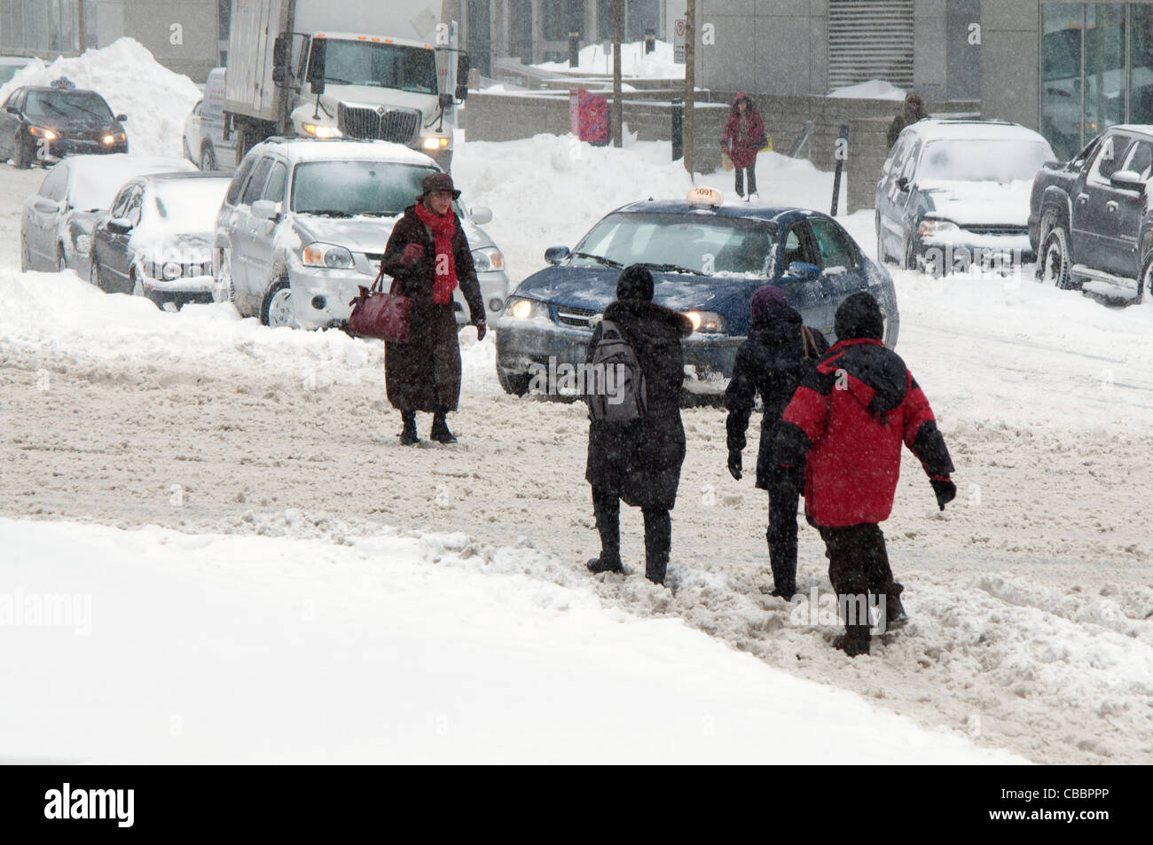 Montreal attraversamento pedonale di una strada dopo una tempesta di neve nella città. Foto Stock