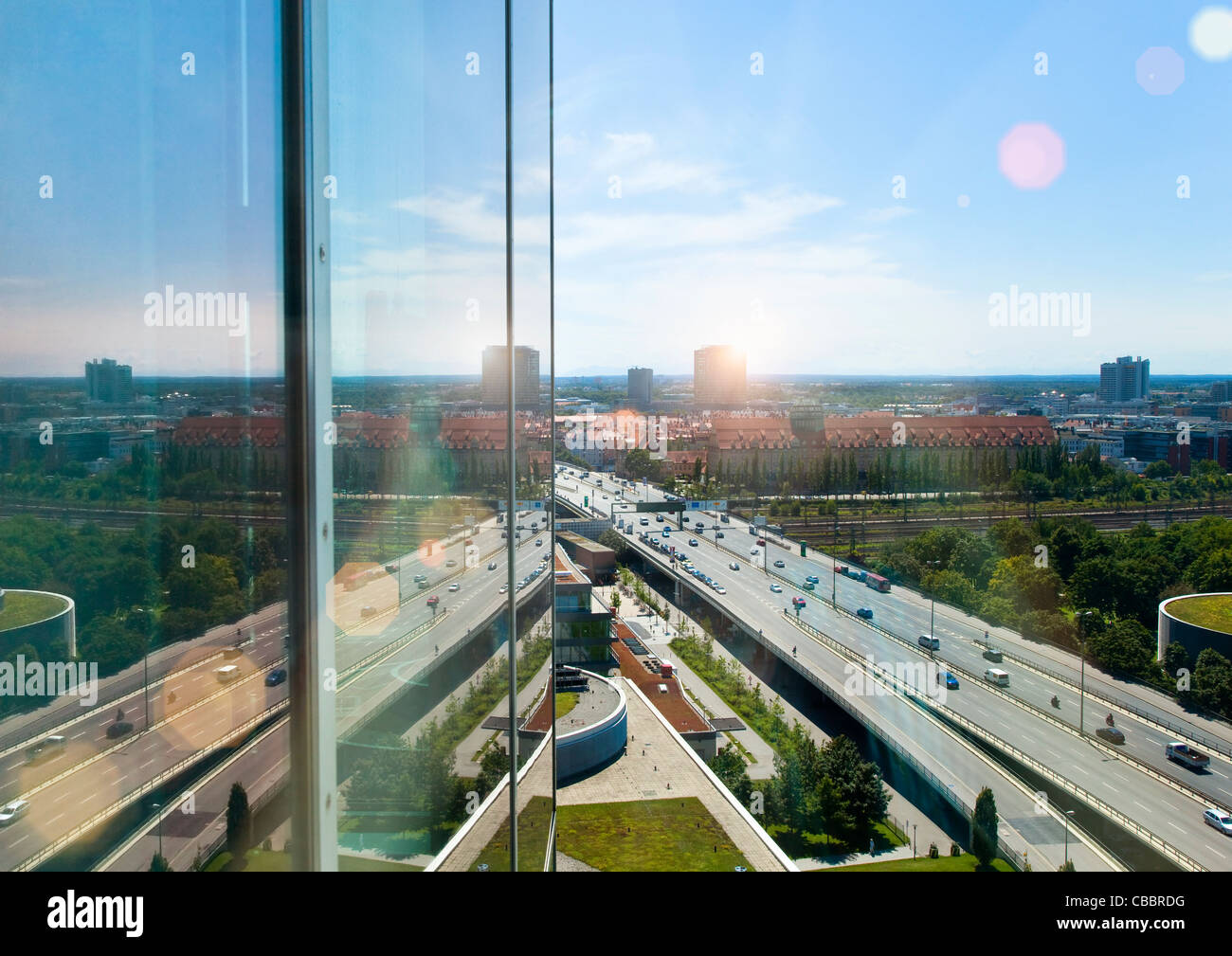 Edificio in vetro che si affaccia dal centro città Foto Stock