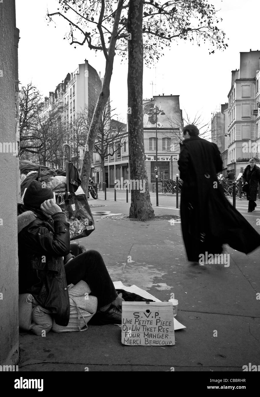 La vita in città, la parete della bestia e la bestia che si annida la coronata e tappate e i sordi senzatetto. Foto Stock