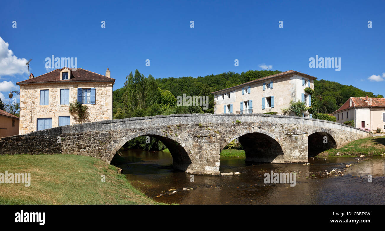 Ponte medievale sul fiume Cole in Saint Jean de Cole, Dordogne, Francia Foto Stock