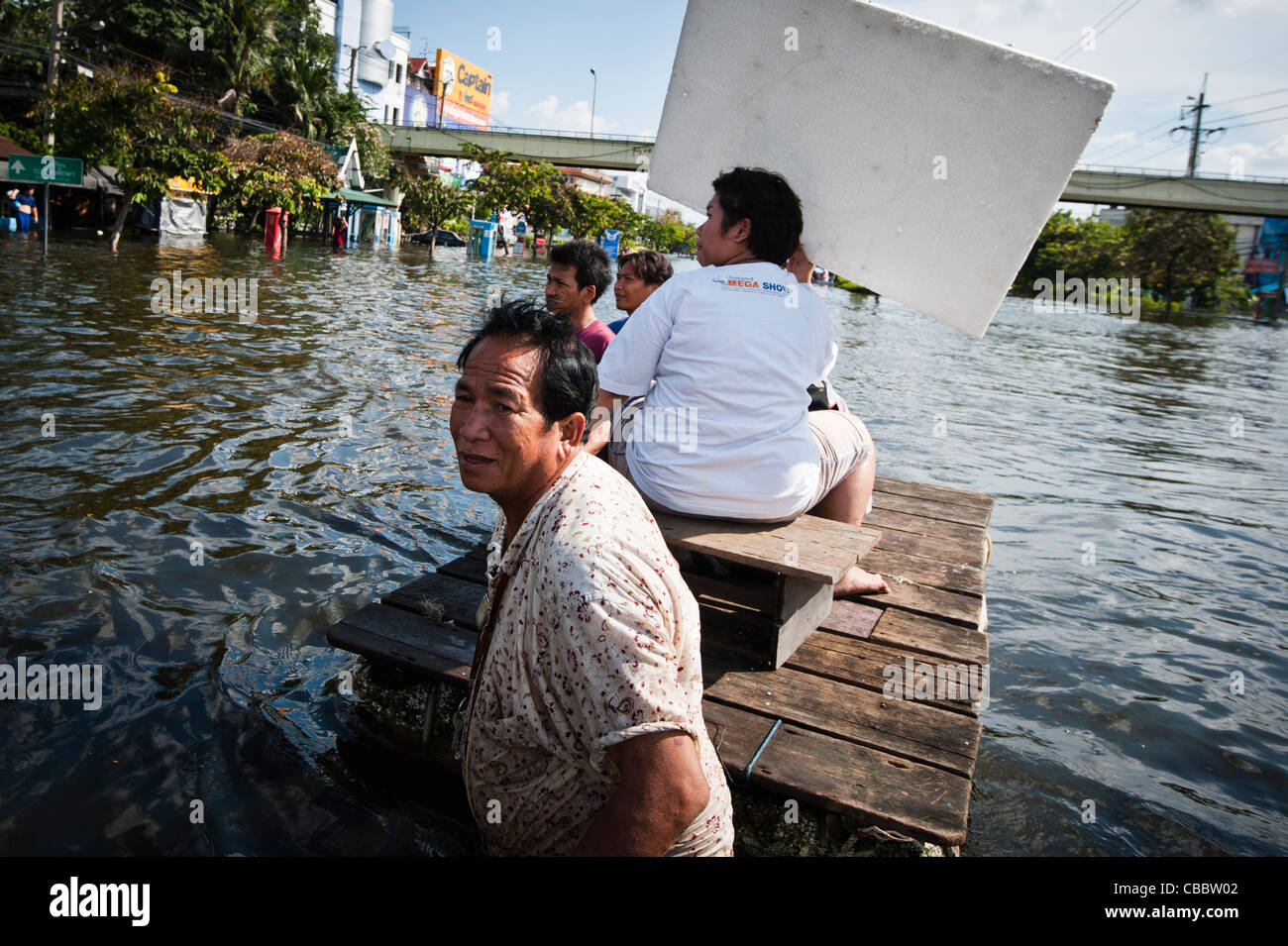 Una famiglia evacuare vicino a Don Muang a Bangkok durante la grande alluvione in Thailandia 2011. Foto Stock