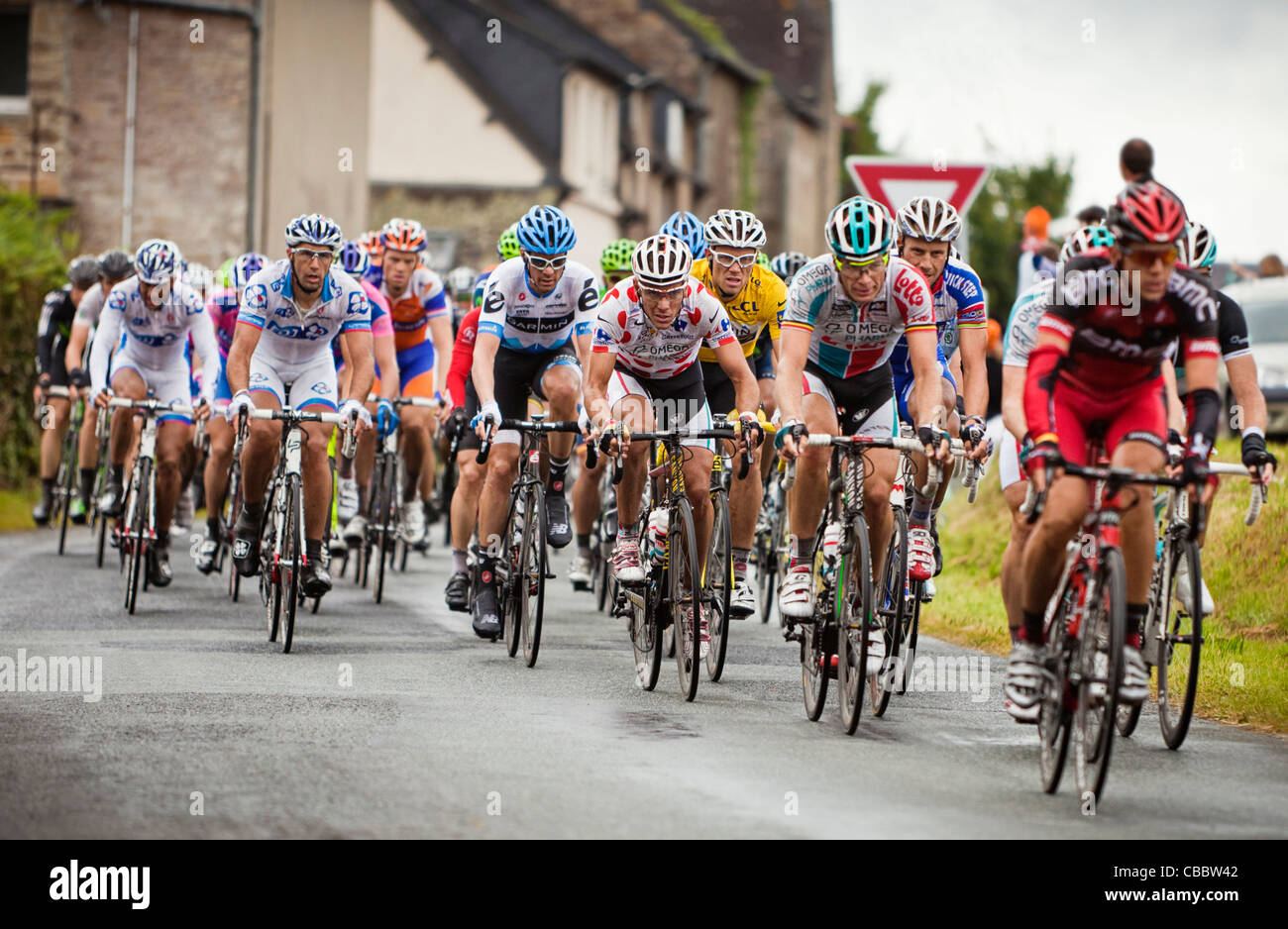 Tour de France Peloton cavalcare attraverso un villaggio del Tour de France, Bretagna, 2011 Foto Stock