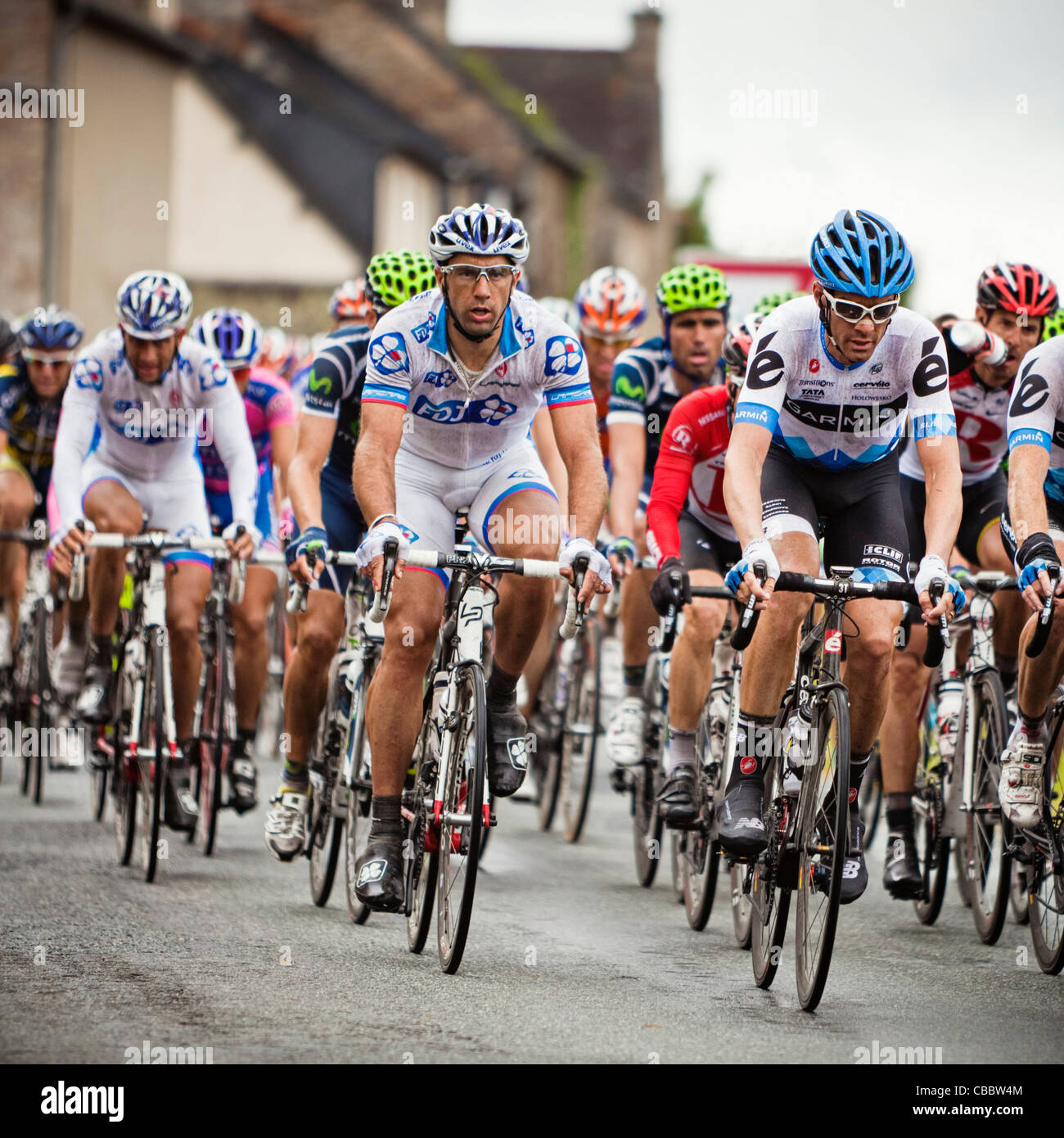 Tour de France - i ciclisti nel peloton cycling attraverso un villaggio francese al Tour de France in Bretagna Foto Stock