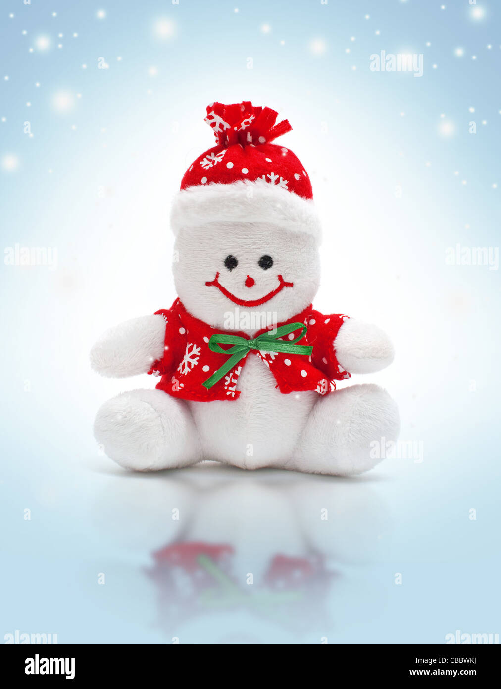 Pupazzo di neve sorridente toy vestito con sciarpa e cappuccio Foto Stock