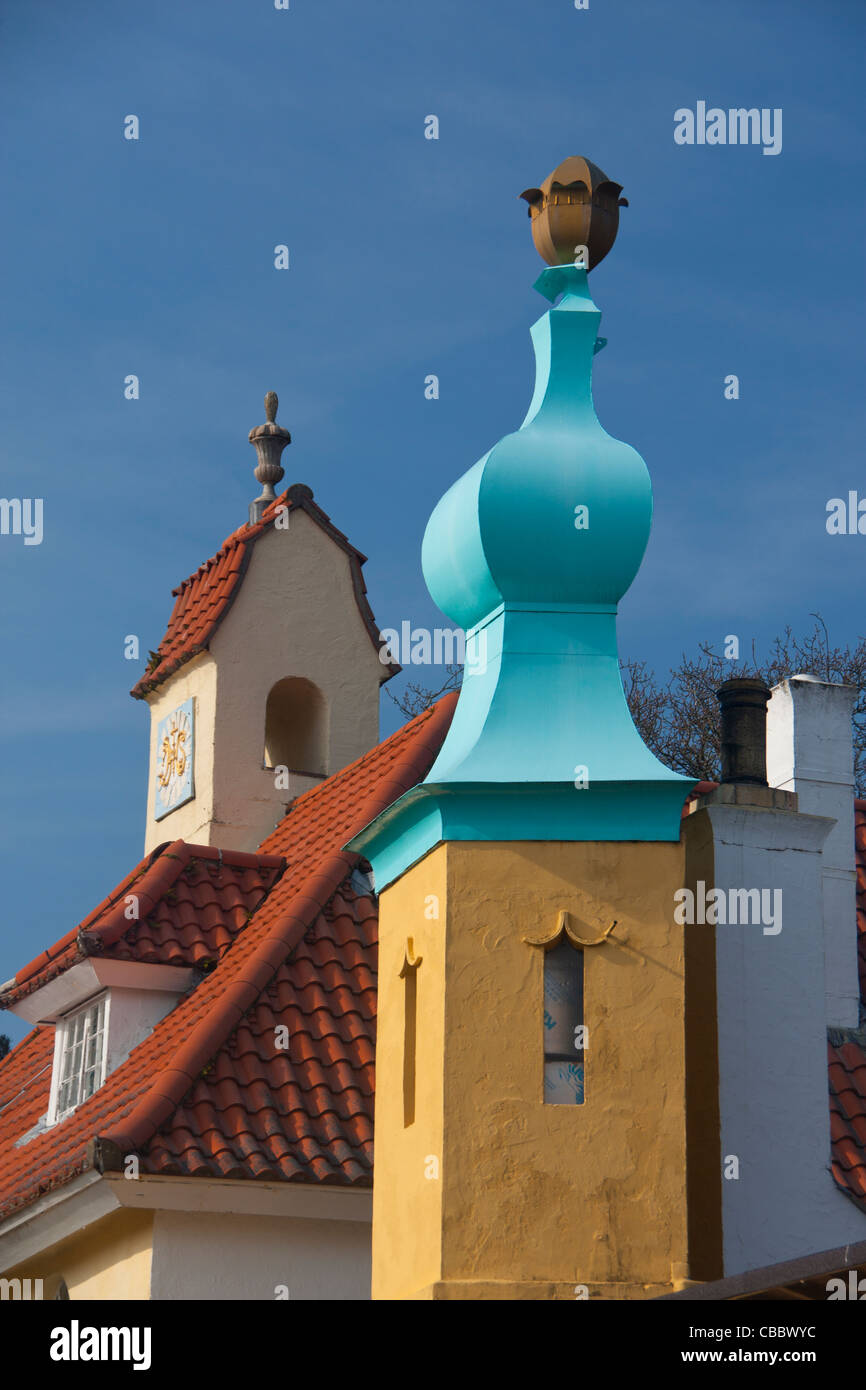 Cupola a cipolla e Chantry Portmeirion village vicino a Porthmadog Gwynedd North Wales UK Foto Stock