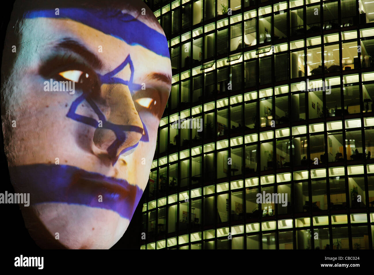 Enorme scultura di un viso illuminato da una immagine di una bandiera Israeliana faccia dipinta durante la festa delle luci 2011 a Berlino Foto Stock