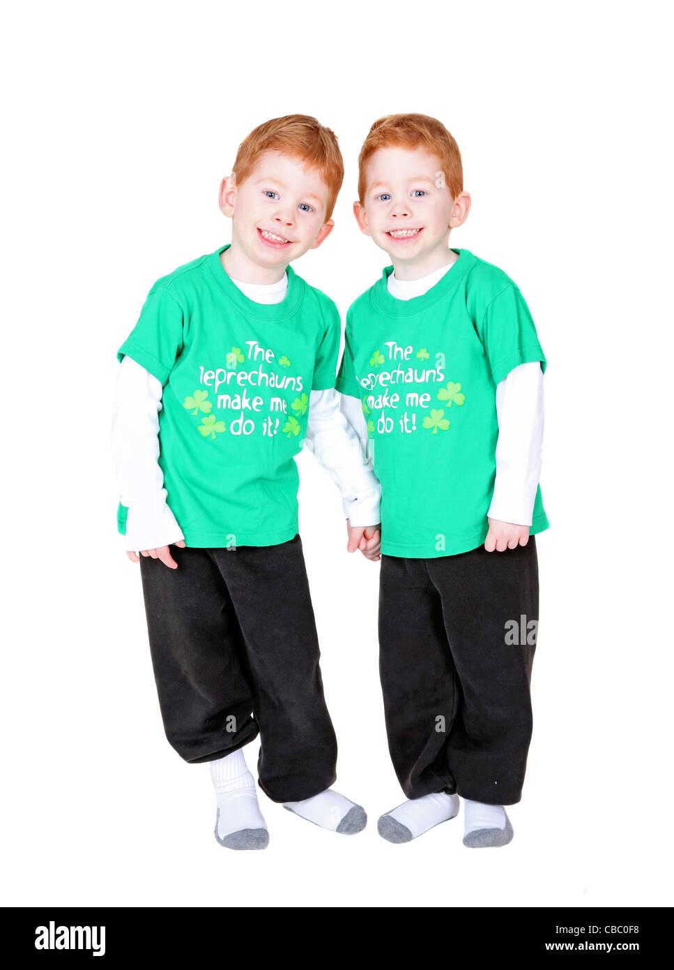 Sorridente redheaded gemelli holding hands isolato su bianco Foto Stock
