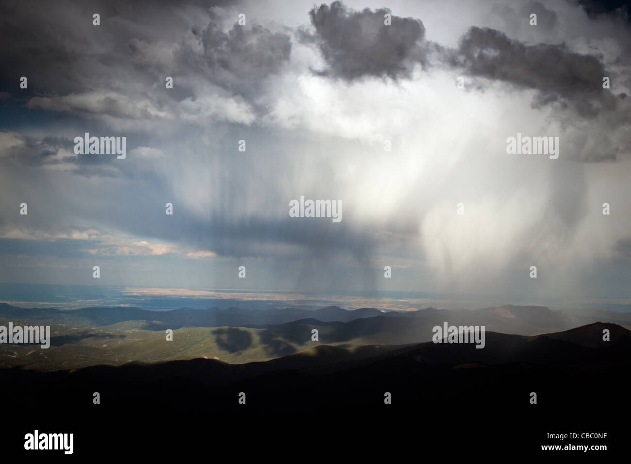 In una savana serata estiva a 13,000 piedi si può vedere per sempre - quasi alle praterie del Kansas da qui. Mount Evans Wilderness, Front Range, Colorado. Foto Stock