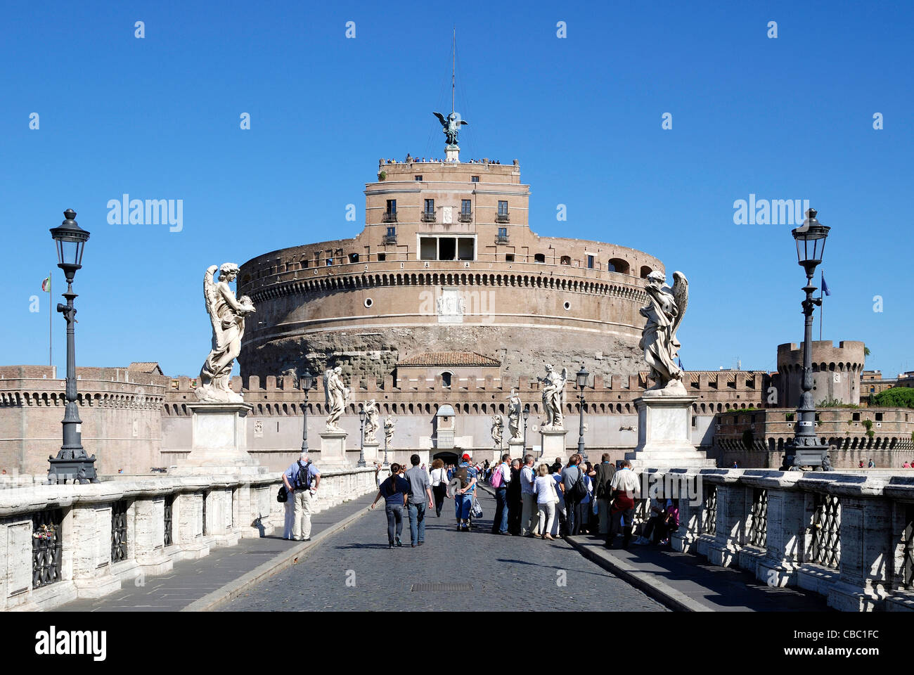 Angelo con l'angelo ponte sul Tevere a Roma - Mausoleo Di Adriano. Foto Stock