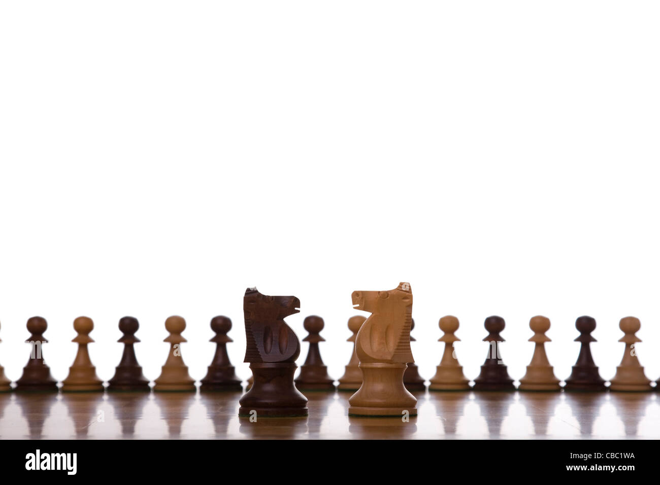 Il bianco e nero pezzo a cavallo di una tavola scacchi pronto per spostare (messa a fuoco selettiva) Foto Stock