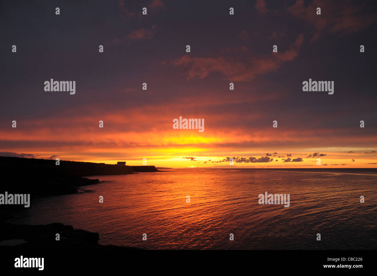Il sole tramonta lungo la costa nord di Prince Edward Island in Canada. Foto Stock