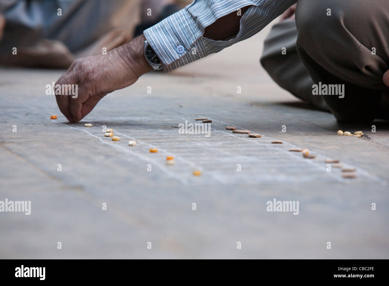 Uomini maturi giocando a un gioco Bhaktapur - Bhaktapur, Valle di Kathmandu, Nepal Foto Stock