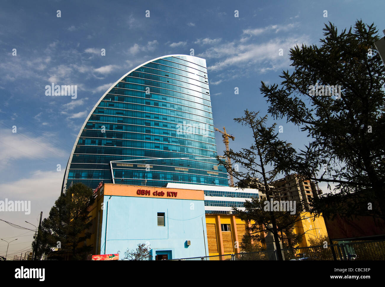 Ulan Bator è vedere cambiamenti rapidi. nuovi moderni edifici commerciali stanno cambiando la skyline della citta'. Foto Stock