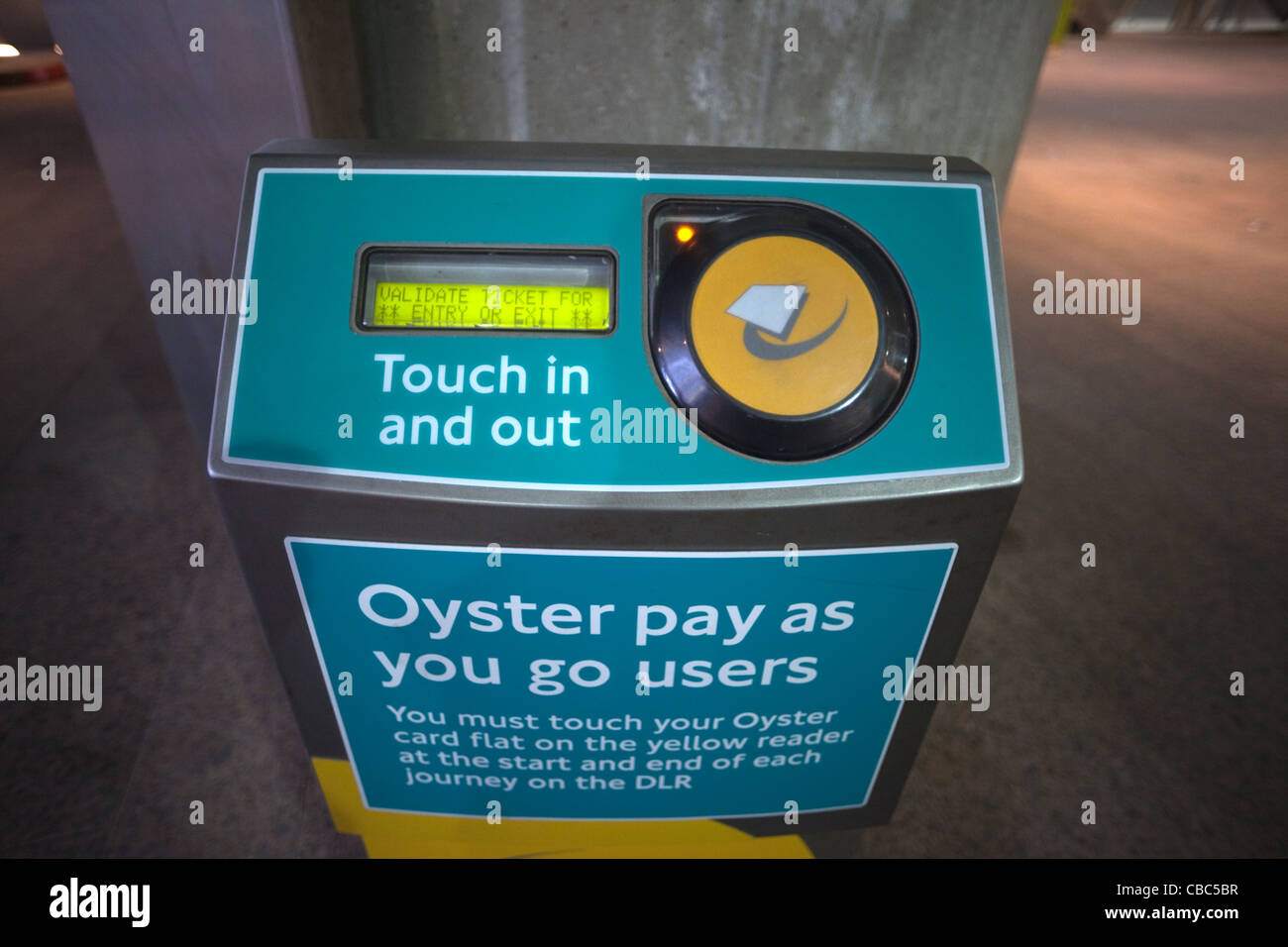 Inghilterra, Londra, Metropolitana, Oyster Card Trasporto lettore di biglietti Foto Stock